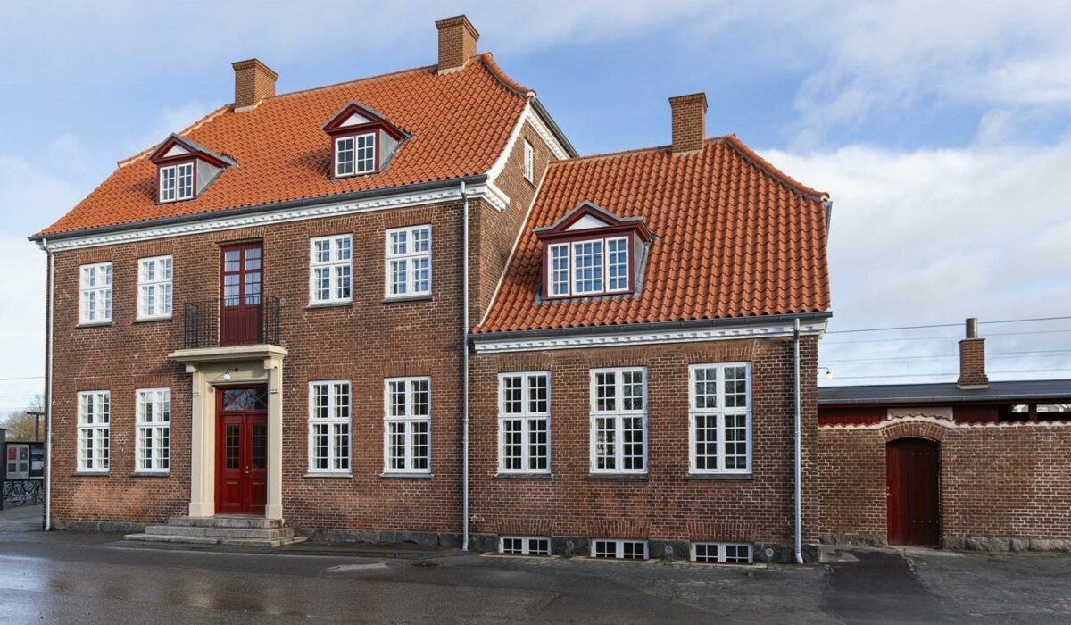 Gelsted Station er en af fem stationsbygninger, som DSB-arkitekten Heinrich Wenck tegnede til den fynske jernbane i begyndelsen af 1900-tallet. Nu er den gennemrestaureret både ude og inde. Foto: Kurt Rodahl Hoppe / Realdania By & Byg