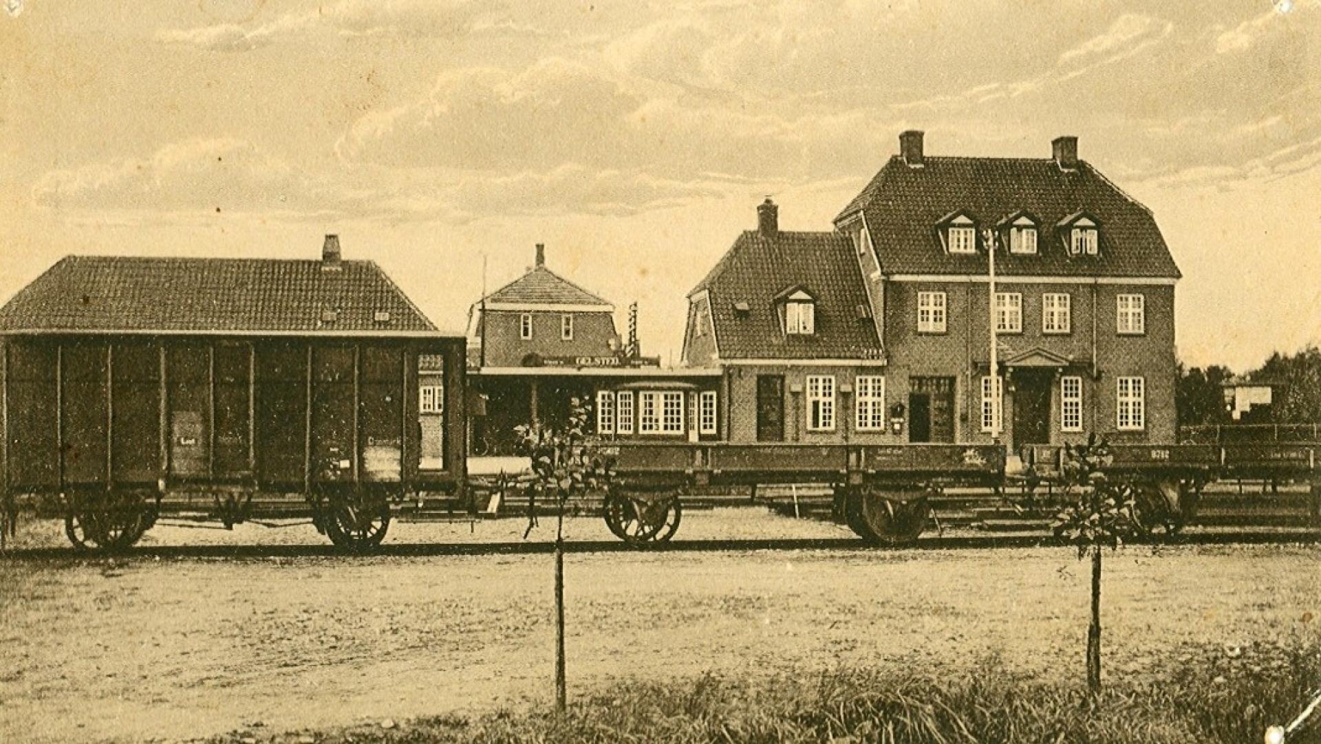 Gelsted Station og pakhus omkring 1930. Bygningen står nu atter med samme udtryk som da bygningen var nybygget. Foto: Ejby Kommunes Lokalhistoriske arkiv