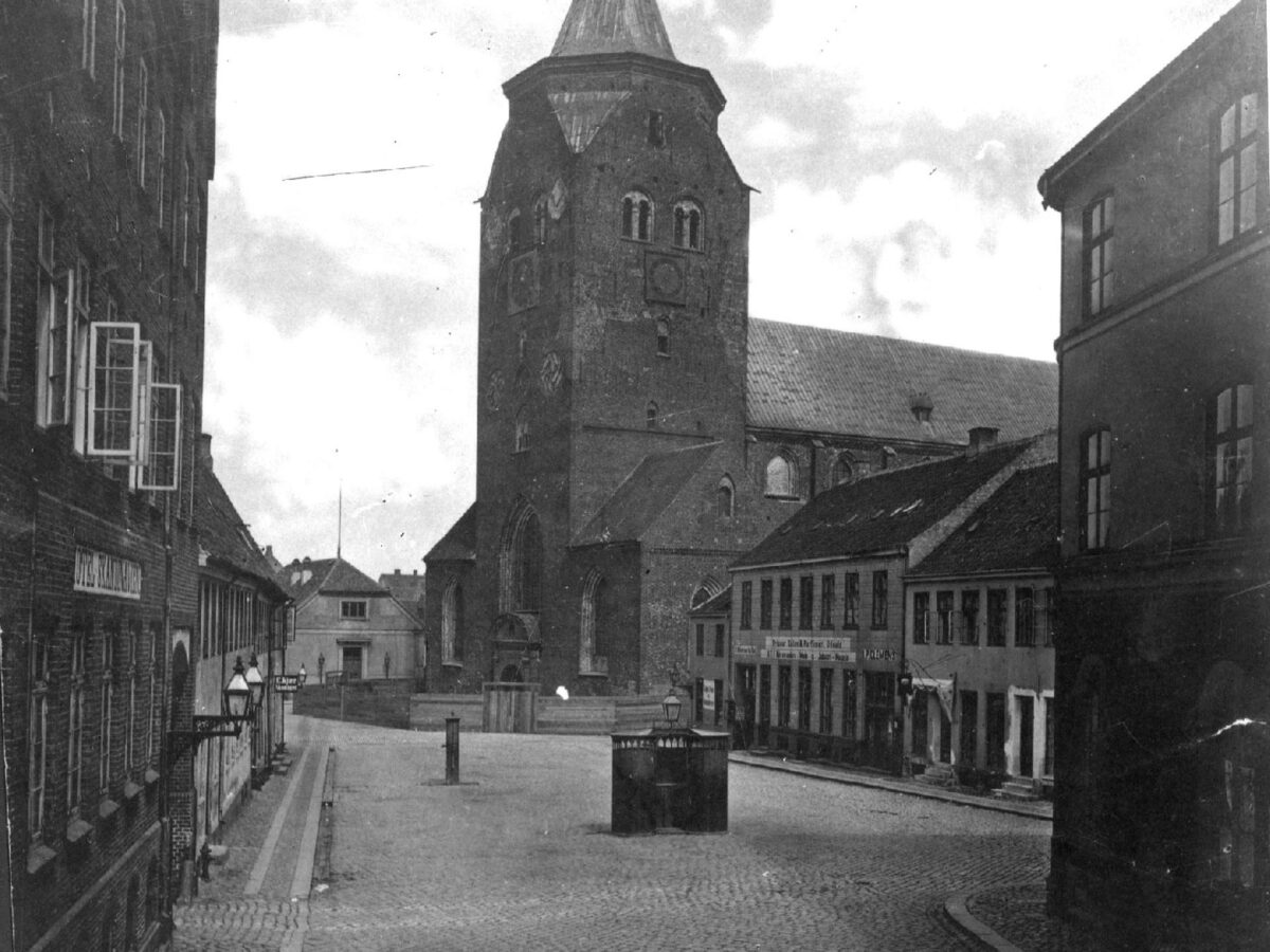 Skt. Clemens Torv omkring år 1875-1879. Foto: Hammerschmidt Foto og AarhusArkivet.dk.