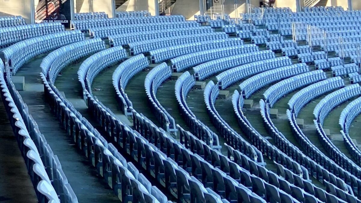 Der er mere end 19.000 sæder i Ceres Park. De kan nu komme ud på andre stadions. Også trappetrin og betonelementer fra tribunerne får nye funktioner i området omkring det nye stadion, der opføres i Kongelunden.