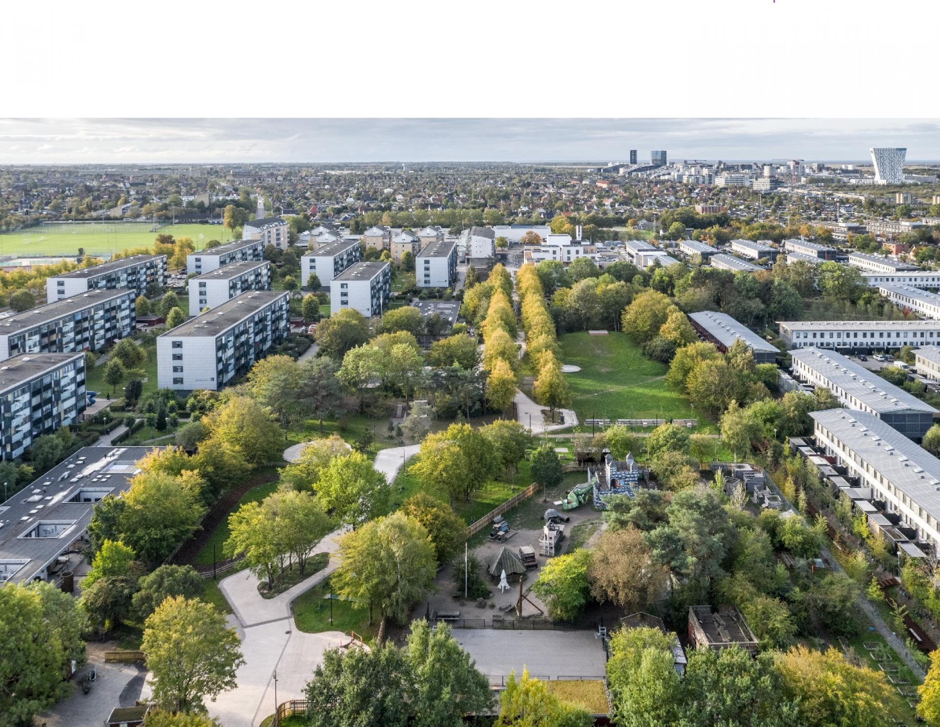 Det overskydende vand fra det kommende klimatilpasningsprojekt skal i fremtiden føres videre til den nyligt revitaliserede Remiseparken, der ligger mellem Urbanplanens højhuse på Amager. Remiseparken vandt Dansk Landskabspris 2021. Arkivfoto: Coast