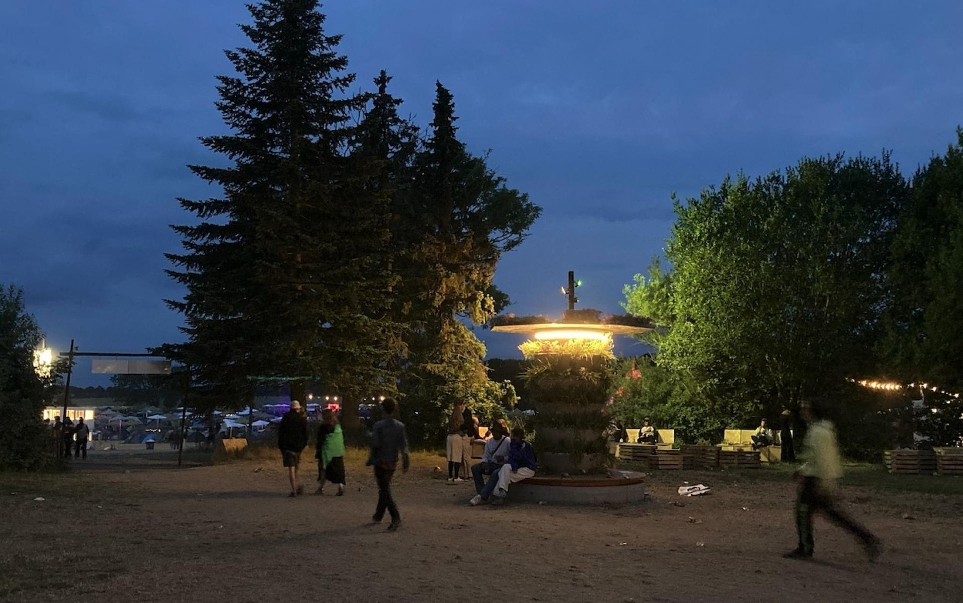 Prototypen på Urban Tree kunne første gang ses på Roskilde Festival i 2023. Solceller sørger for lys om aftenen.