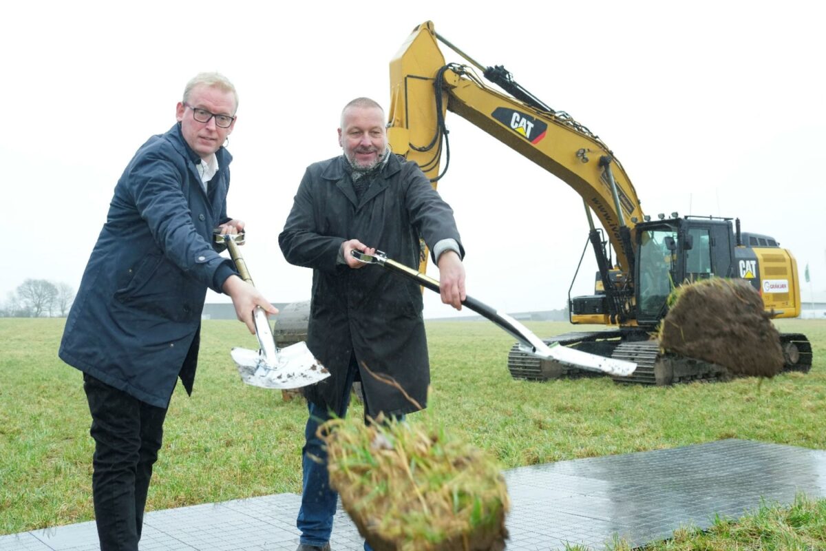 Hver dag pantes 5,2 mio. flasker og dåser i Danmark, hvilket svarer til, at stort set alle danskere hver dag panter en flaske eller dåse. På billede ses borgmester Steen Wrist og adm. direktør Lars Krejberg Petersen ved det første spadestik.