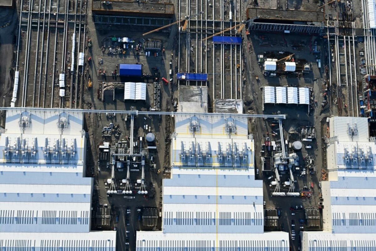 Der er godt gang i arbejdet med Femern Bælt-forbindelsen, hvor mange danske og især sjællandske underentreprenører er beskæftiget. Her tunnelfabrikken. Foto: Femern A/S