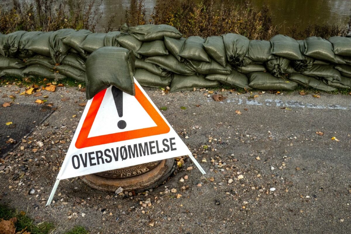 Mange steder i landet kæmpede sandsække og watertubes mod stormfloden i oktober. Foto: Gettyimages.