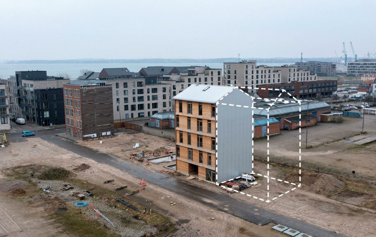 Det er her i Kanalbyen i Fredericia - klos op af lignende huse i træ og tegl - at det 600 kvm betonhus skal bygges. Alle huse får fire lejligheder og mulighed for fællesfaciliteter, en butik eller en studiolejlighed i stueetagen. Foto: Realdania By & Byg