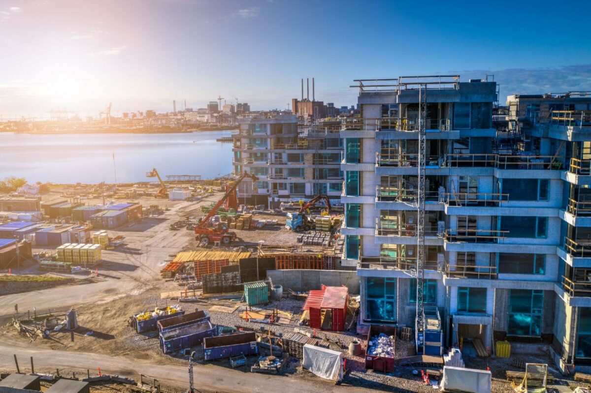 Efter flere år med historisk høj byggeaktivitet har bl.a. nedlukninger og forsyningsproblemer under corona-pandemien samt stigende bygge- og materialepriser skabt en afmatning. Foto: Gettyimages.