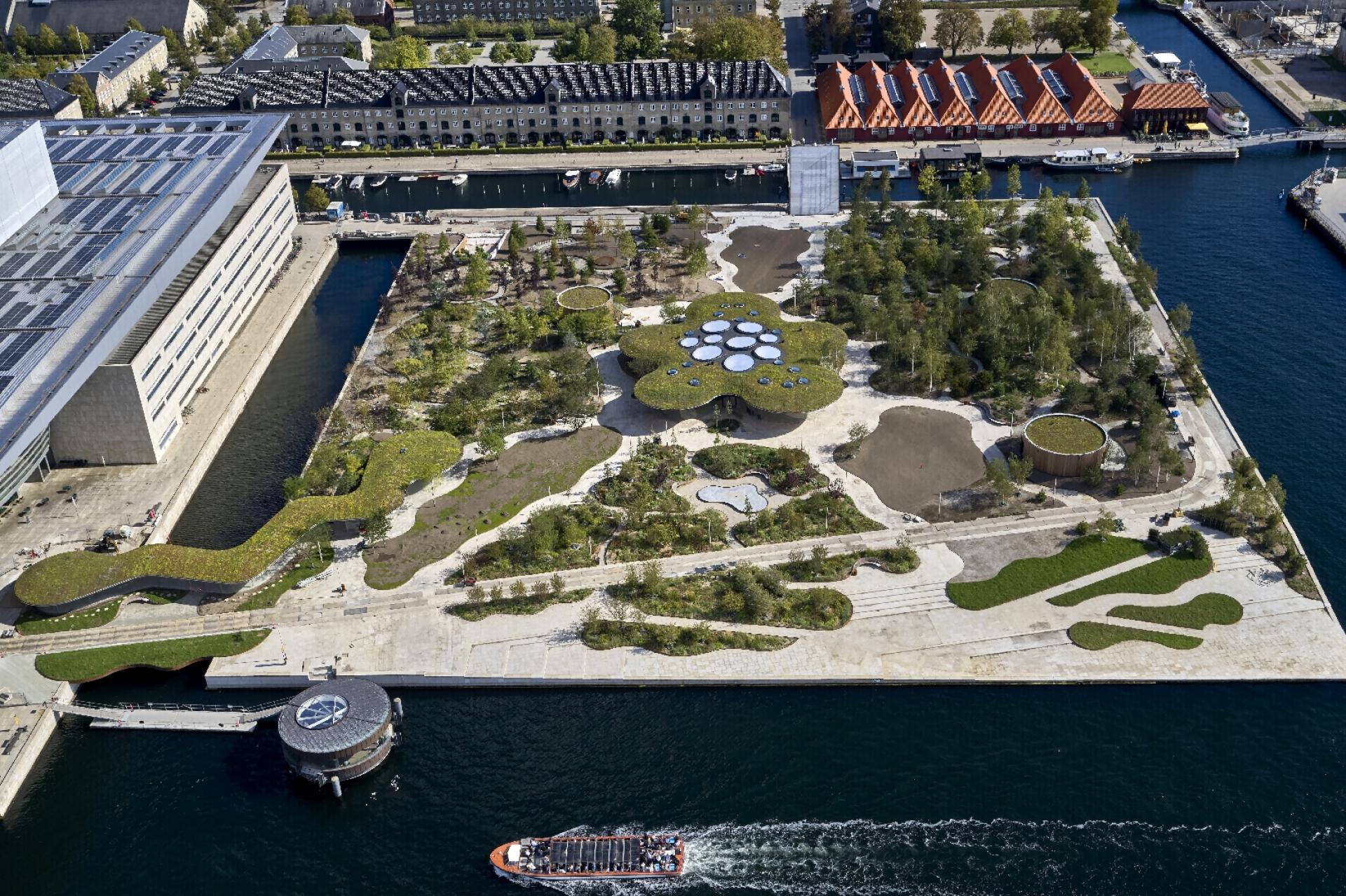 Der er plantet ikke færre end 600 træer og 70.000 planter fra hele kloden i Operaparken mellem Operaen og Papirøen. A.P. Møller Fonden har finansieret parken. Foto: Technidrone/Per Frost