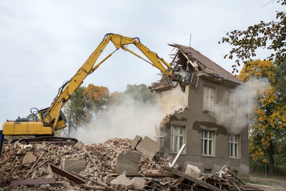 Nedrivninger af ældre huse, såvel bevaringsværdige huse, men også huse, som ikke anses som kulturarv, bør undgås for at begrænse byggeriets klimabelastning, lyder det fra parterne bag nye anbefalinger. Foto: Gettyimages.