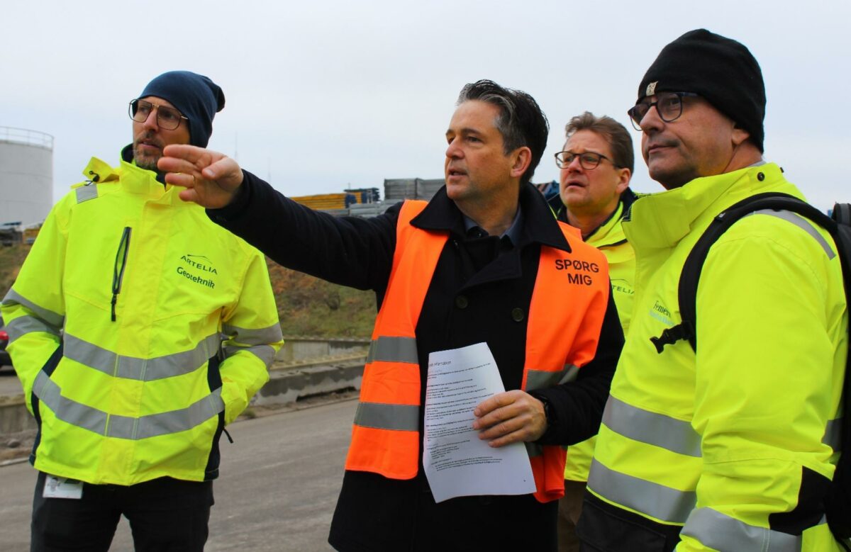 Jan-Jaap Cramer, havnedirektør i Vordingborg Havn, viser nogle af havnens bæredygtige og innovative løsninger på aktuelle havneudfordringer frem for deltagerne på eventet Fremtidens Havn.