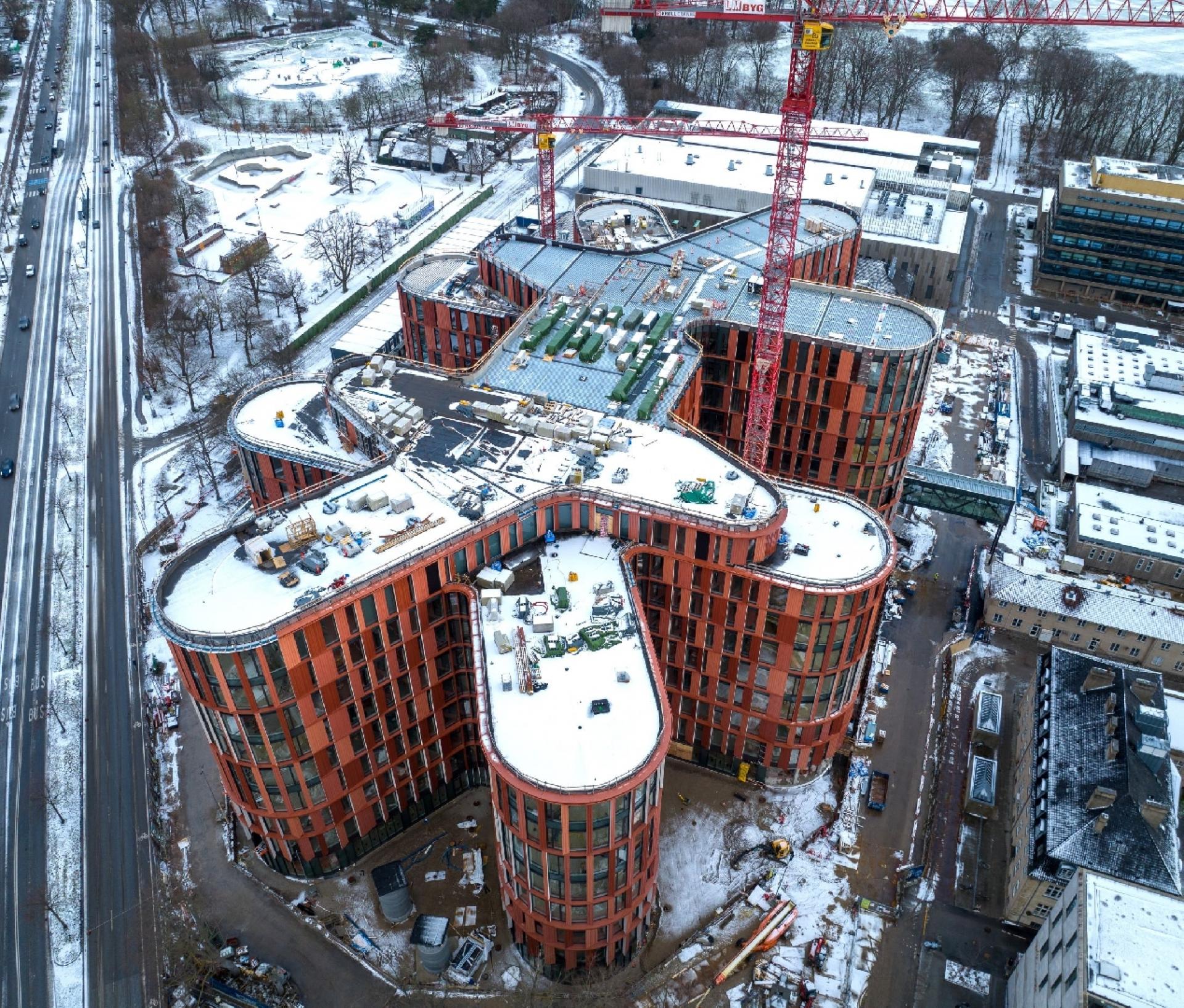 Arkitektfirmaet 3XN har designet hospitalet med fokus på leg og logik. Det kommer bl.a. til udtryk i formen, der som to hænder ligger ovenpå hinanden og strækker fingrene ud mod omverdenen.