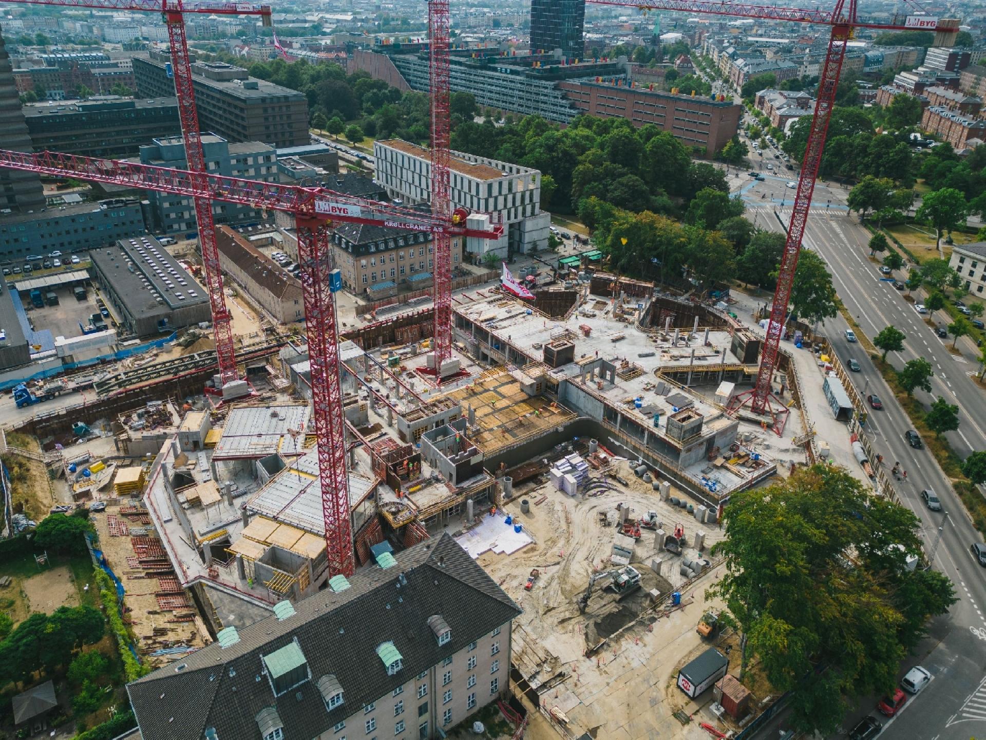 Mary Elizabeths Hospital er LM Bygs sjette sygehusbyggeri. Råhusentreprenøren har bl.a. opført 40.000 m2 råhus til Hvidovre Hospital og har også støbt råhuset til det nye Universitetshospital i Køge.