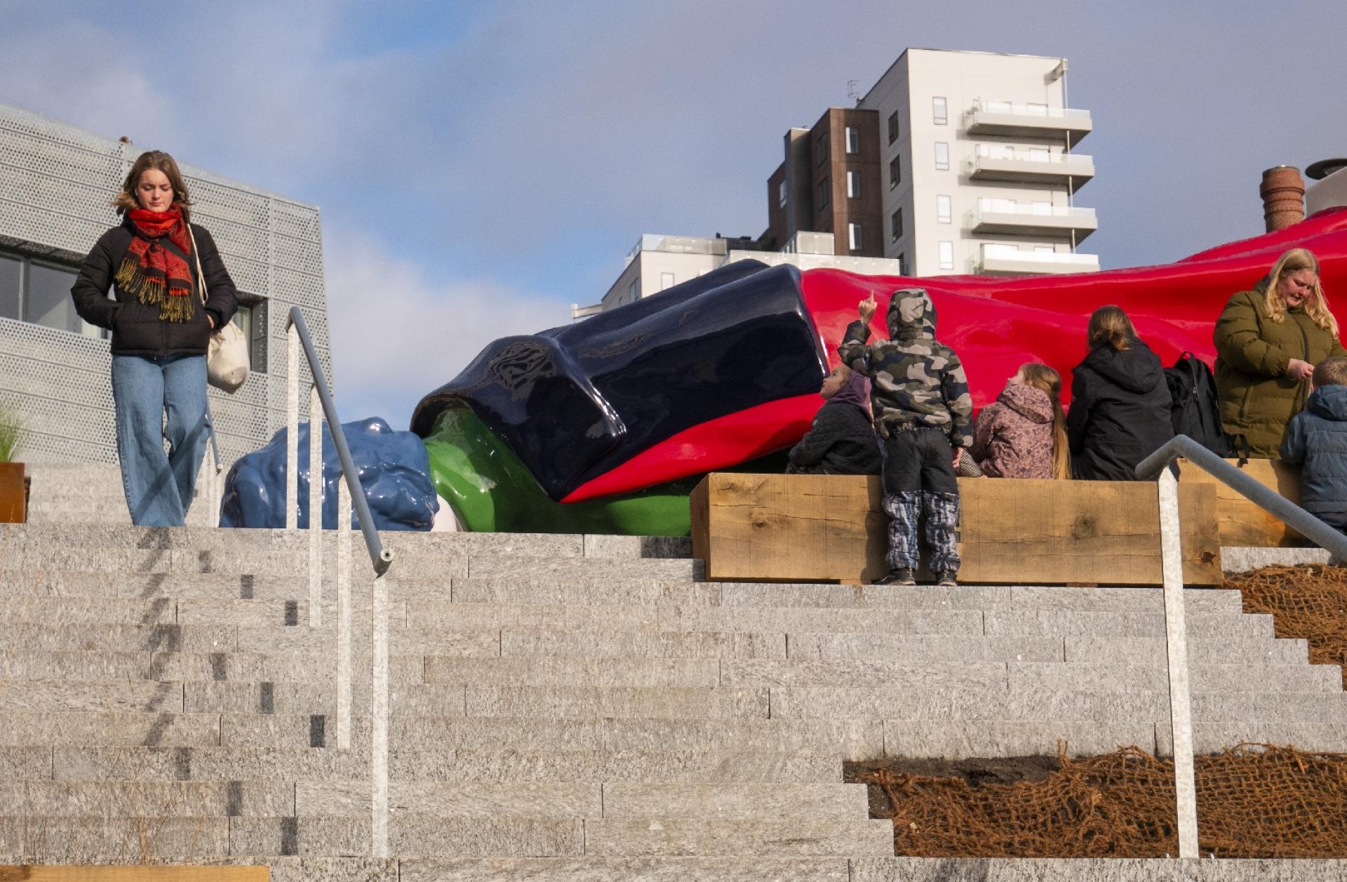 Den otte meter lange skulptur 'Bar Roma' blev afsløret for offentligheden i oktober 2023 og er en del af Randers Kommunes ambition om at integrere kunst i det offentlige rum. Foto: Nordstern