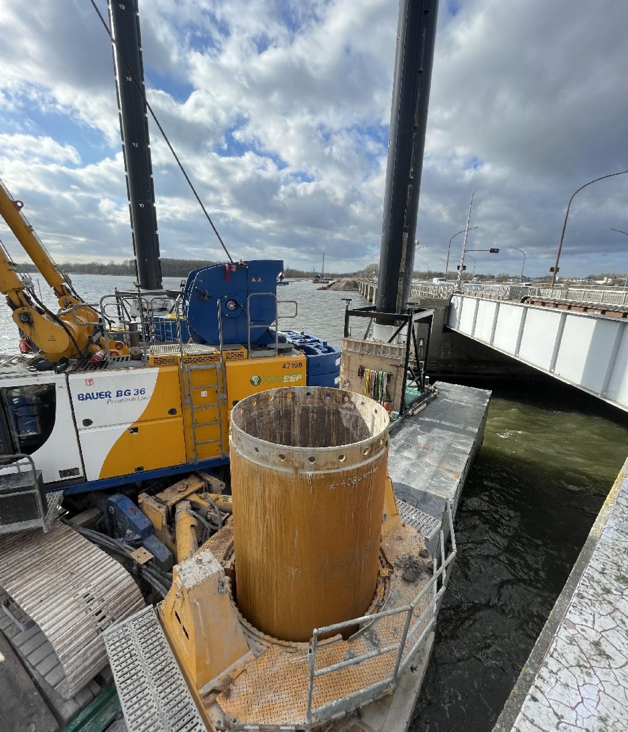 Materiellet til at støbe og bore bropillerne sejles ud på Guldborgsund. Foto: Banedanmark