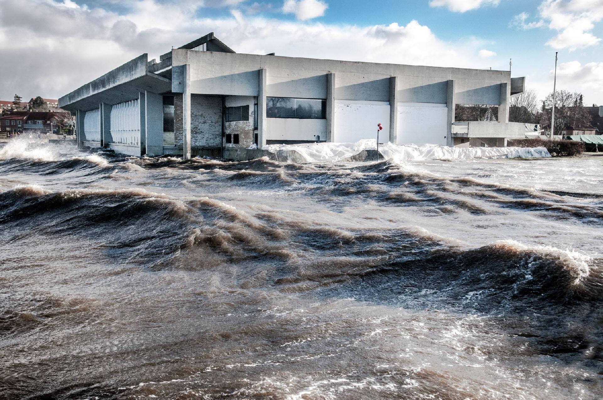 Dette foto er taget under stormen Bodil i 2013 på et tidspunkt, hvor vandstanden var 1,5 meter over daglig vande. Da den toppede senere på natten, var den 2,06 meter over daglig vande. Nogle vil måske spørge sig selv, hvorfor man ikke tidligere har gennemført den klimasikring af bygningen, som gennemføres nu, men frem til 2018 var bygningen fredet, og siden har man så arbejdet på den helhedsudvikling af området, der altså nu sættes i værk. Foto: Werner Karrasch