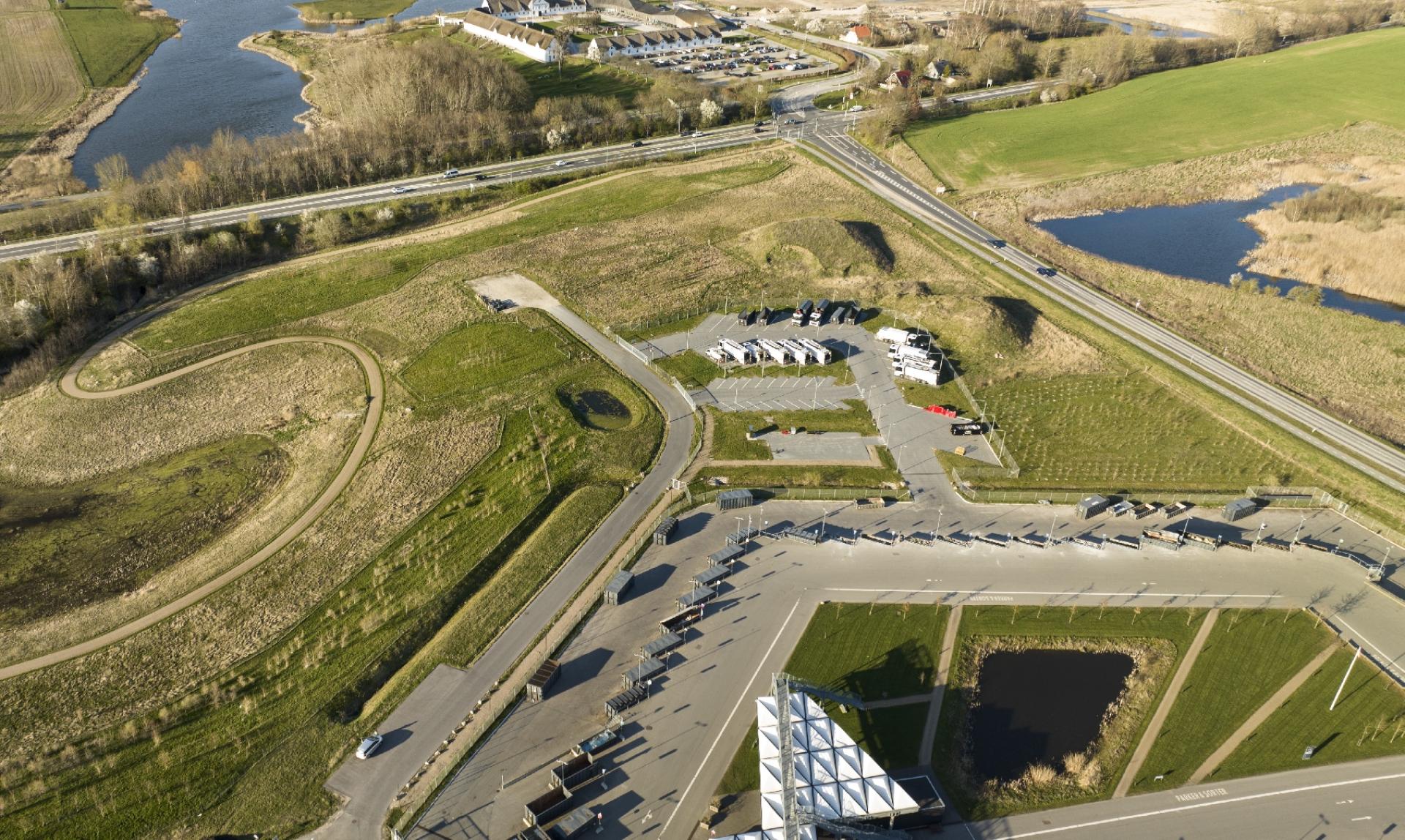 Det er her i energi-, klima-, og miljøparken Solrødgård, at vandværket skal bygges på arealet i hjørnet ved Roskildevej og Lyngevej (th.). I forgrunden ses genbrugspladsen, der stod færdig i maj 2016. Foto: Ernst Tobisch
