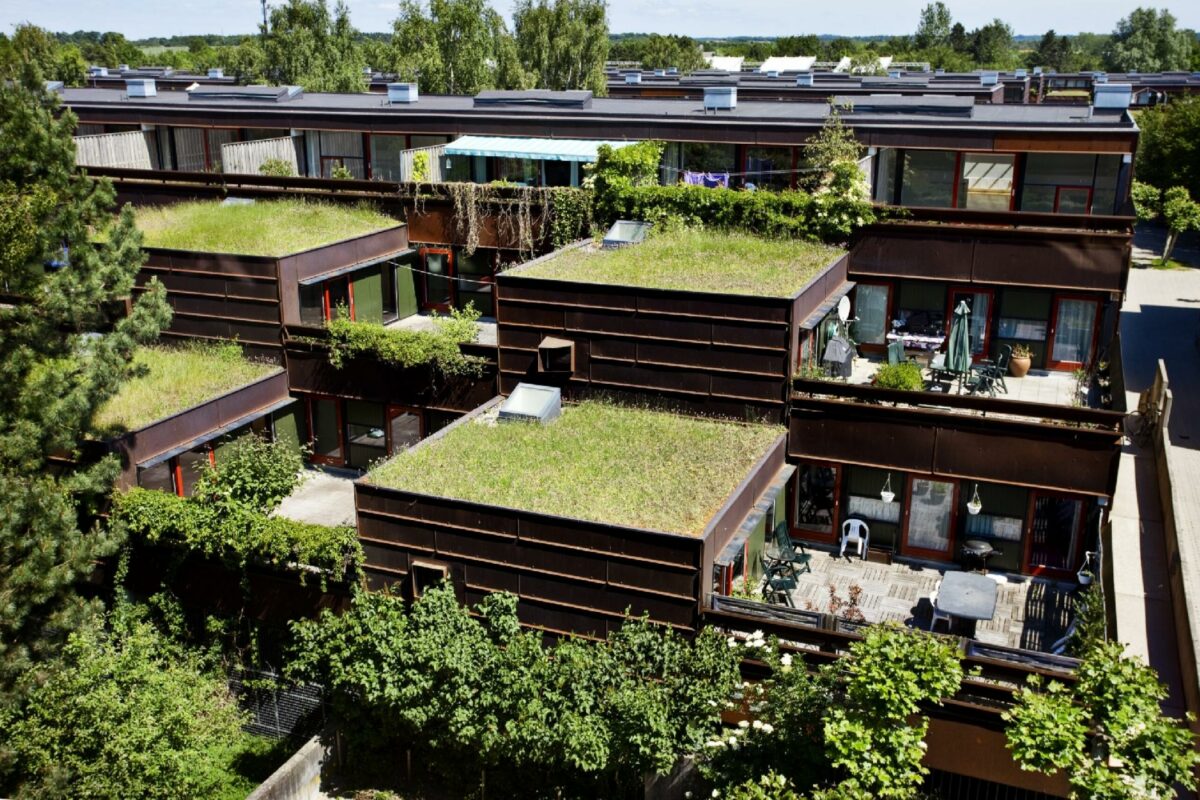 Boligerne bliver løbende renoveret i KAB's Farum Midtpunkt, der blev opført i 1975-1976. I 2026 skal de MgO-plader, som blev benyttet ved en tidligere renovering, f.eks. udskiftes. Foto: KAB