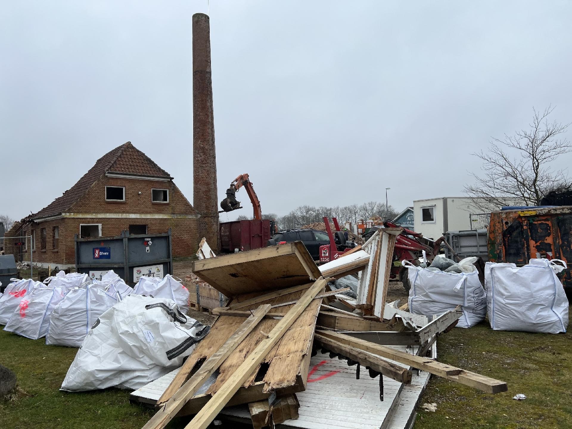 Det gamle mejeri i Stenderup-Krogager har undergået en selektiv nedrivning, hvor brugbare materialer sorteres og genanvendes. Foto: Billund Kommune
