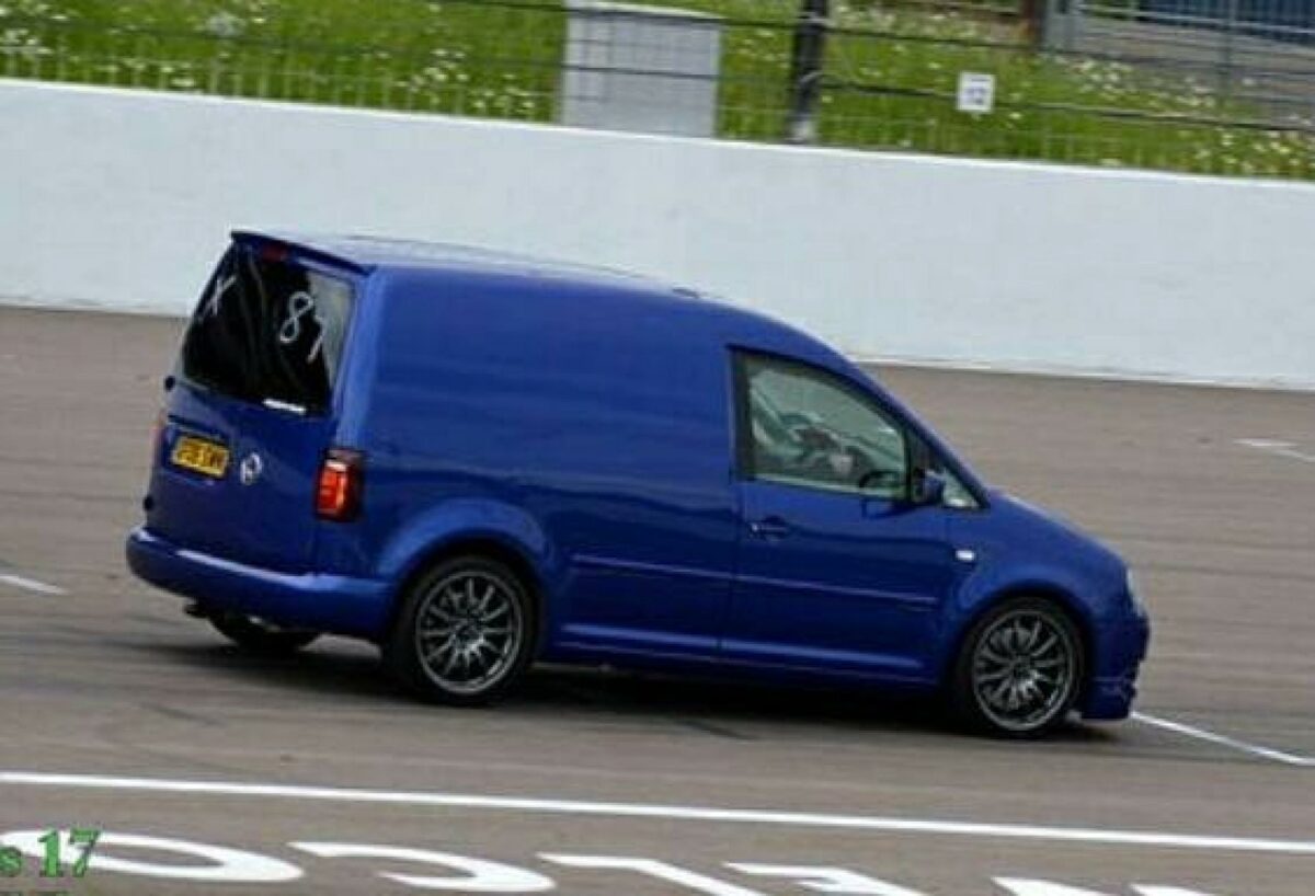 Team Dynamic-hjulene er et almindeligt syn på BTCC-biler, men ikke på en varebil.