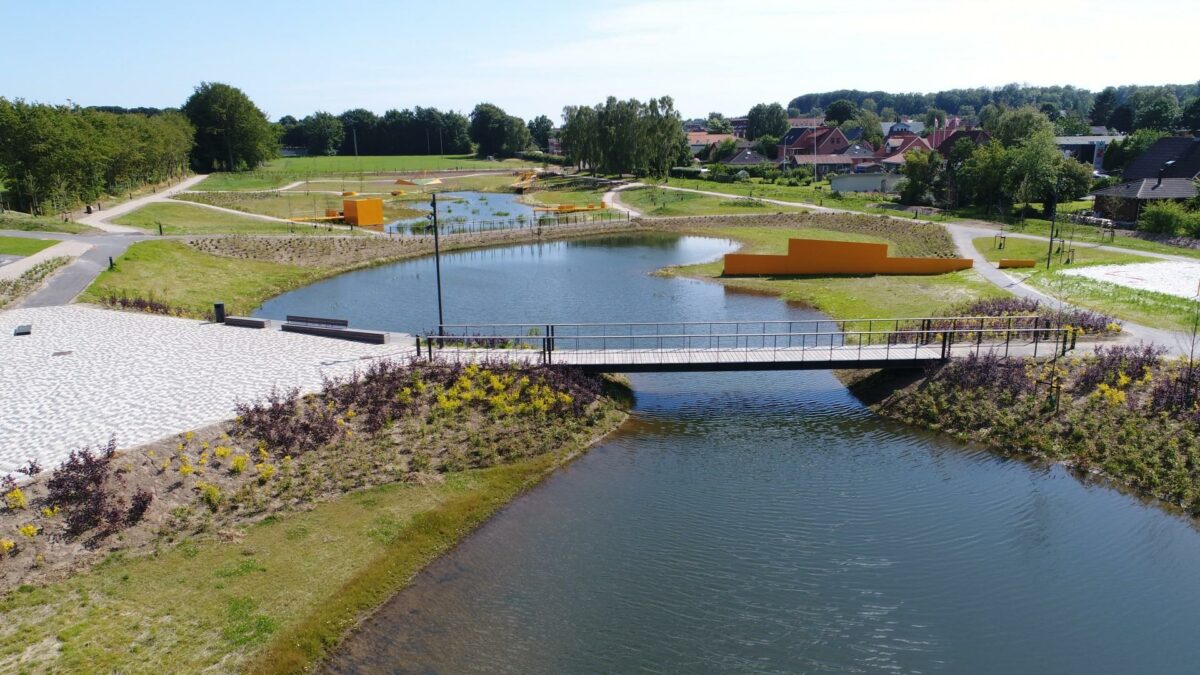 Låsby Søpark i Skanderborg Kommune er en del af Klima100. Projektet omhandler regnvandsbassiner, som er lavet som aktive oplevelsesrum. Pressefoto.