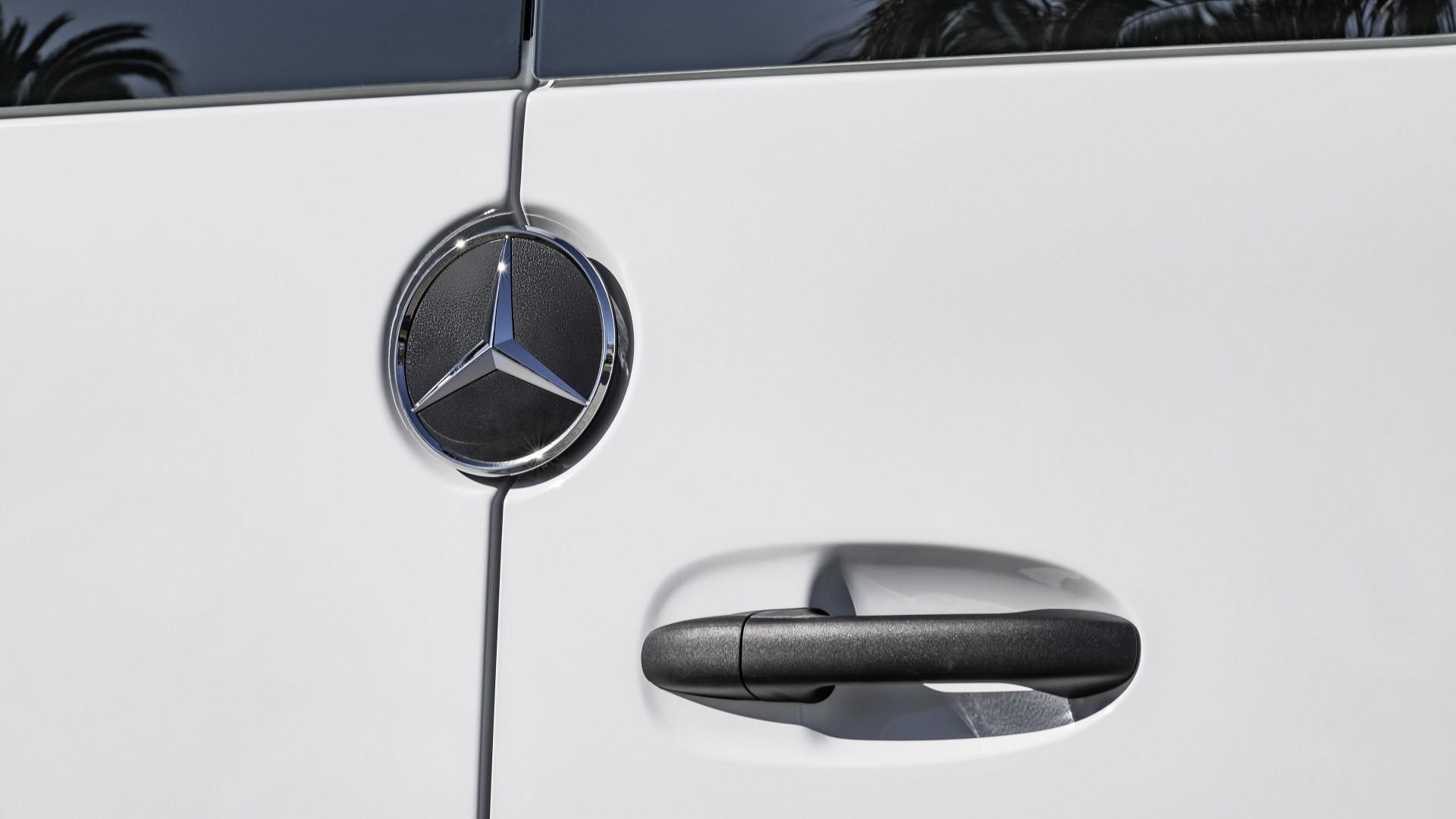 Bagdørene kan både låses fra kabinen eller gennem Mercedes app, hvis man skulle have behov for at låse den, når man fx ikke er i nærheden af bilen.