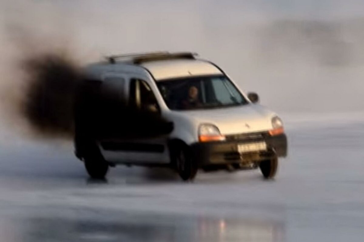 Måske verdens hurtigste Renault Kangoo - med udstødning i forskærmen og indsugning gennem taget. Foto: Olle og Lasse Andersson.