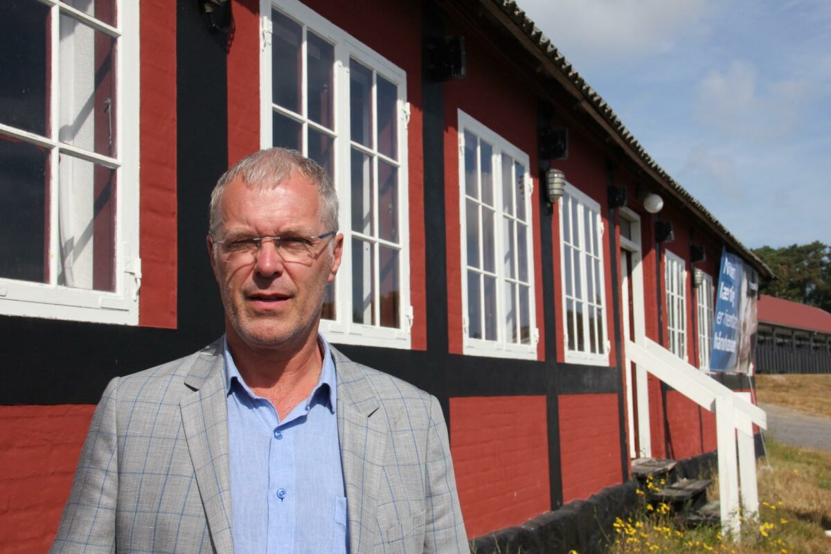 Dansk Håndværks formand Niels Techen fortalte om projektet, da der under Folkemødet var fremvisninger af Lærlingenes Hus i Tejn på Nordbornholm. Foto: Torben Jastram.