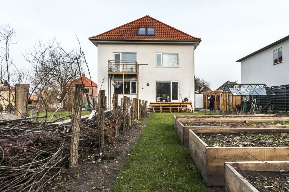 Undervisningsportalen omfatter også en række eksempler på byggerier, der er bygget eller renoveret efter tilsvarende principper. Her ses en villa på Bøgevej i Roskilde, der er renoveret og energioptimeret. En lille film på portalen fortæller om denne renovering - som bygherren selv omtaler som en økologisk renovering.