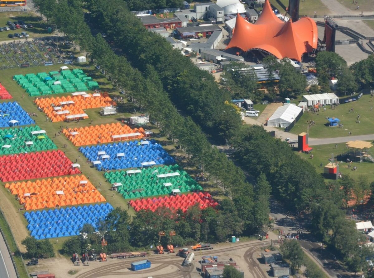 Der er blevet gravet på kryds og tværs på dyrskuepladsen i Roskilde hele foråret for at sikre vand til festivalgæsterne. Pressefoto.