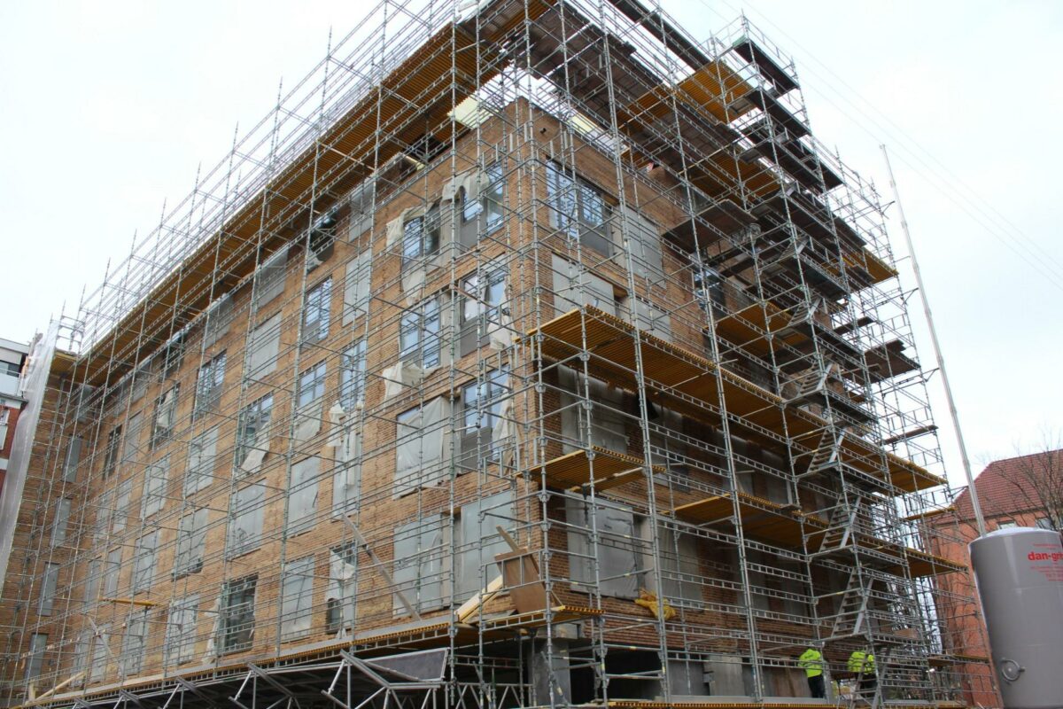 Den almene boligorganisation FSB er her i gang med at renovere ungdomsboliger på Nørrebro. Fremover skal et team med særligt fokus på netop den opgave arbejde for den almene boligorganisation. Foto: FSB