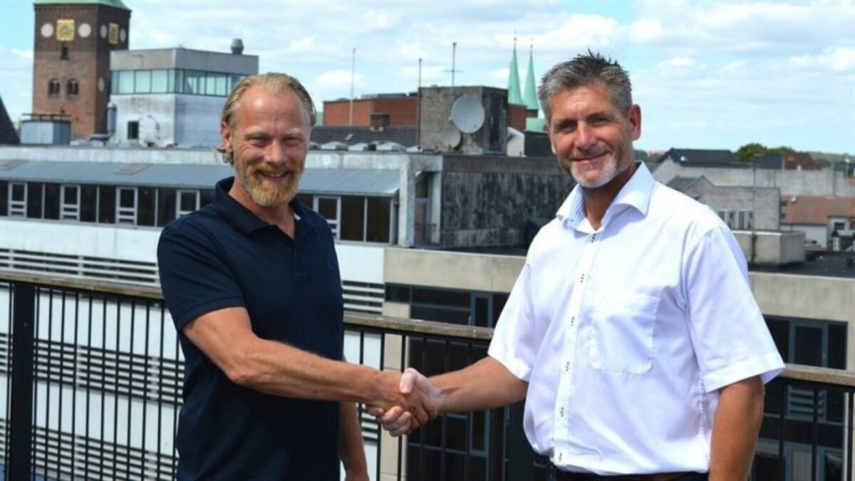 Jørgen Hermansen (tv) og administrerende direktør i Bravida Danmark Johnny Hey.