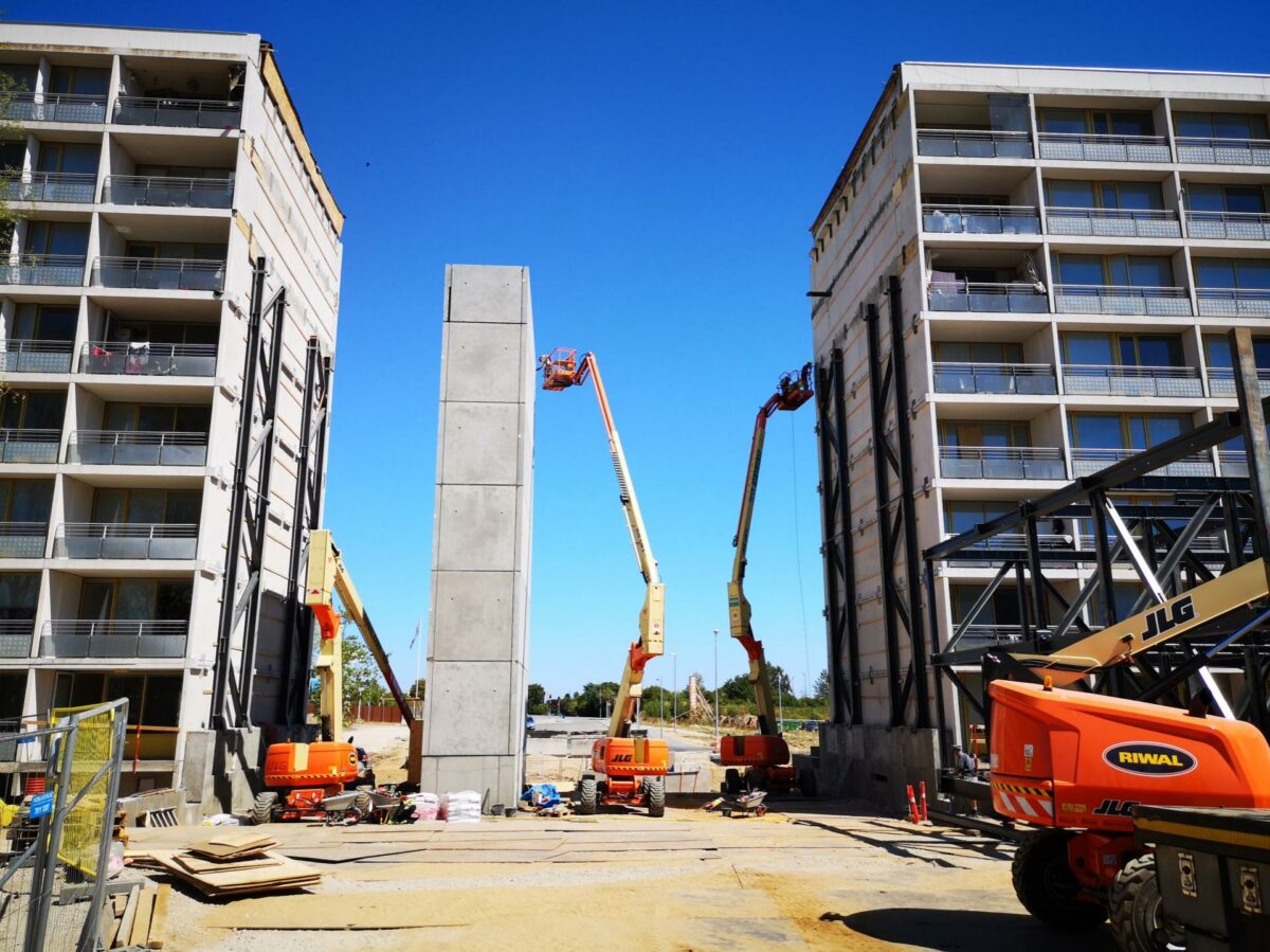 JCN Bolig vil sætte 90 ton stålramme på plads i 30 meters højde mellem de to blokke, der tidligere udgjorde Blok 4, i Gellerup. Pressefoto.