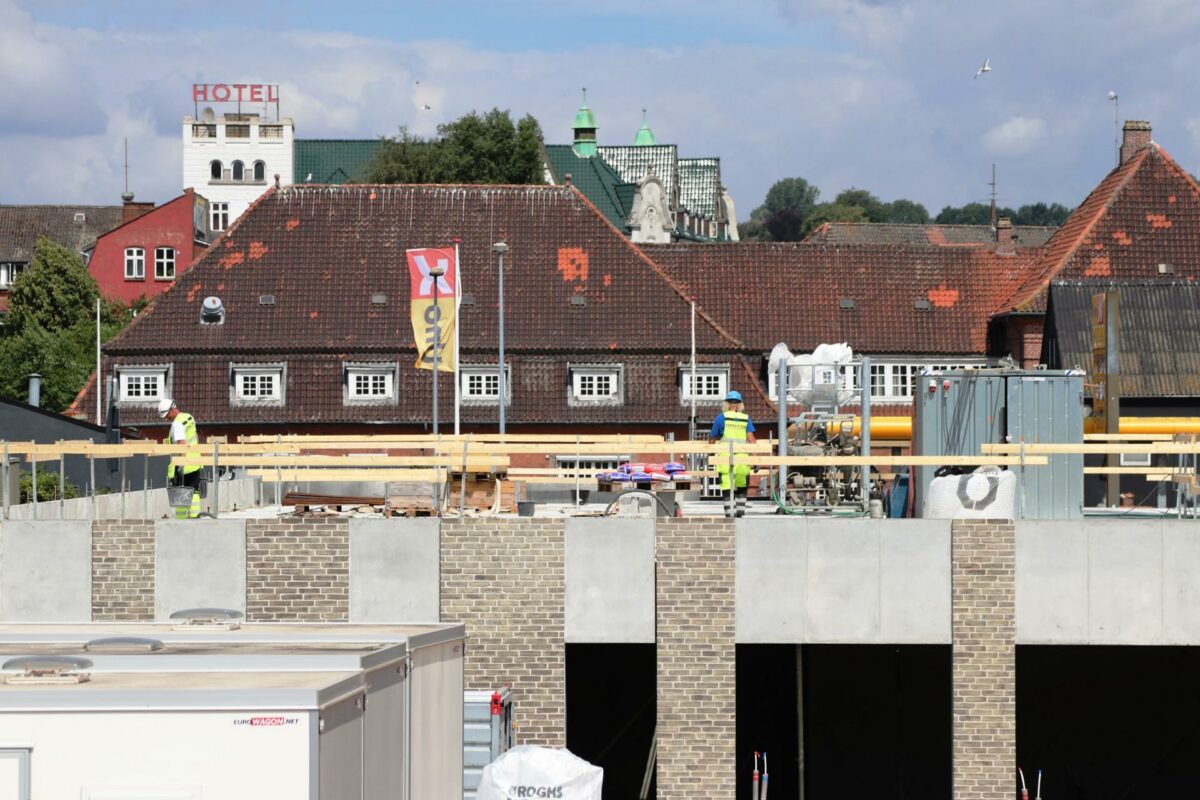 På Gimbel-grunden i Kolding skyder der hurtigt byggeri op. Udsigten til hotellet i baggrunden bliver fremover skjult af otte etager. Foto: Thøger Raun.