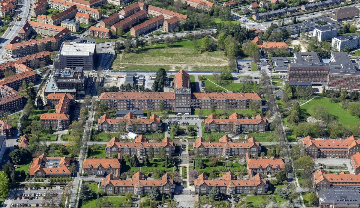 Bygning 7 (midt i billedet) huser blandt andet Akutmodtagelsen på Bispebjerg Hospital. Bygningen bliver snart udvidet med en midlertidig tilbygning, der skal rumme en røntgenklinik og en ny indgang for akutte patienter. Akuthus-byggegrunden ses nord for bygningen. Foto: Dragør Luftfoto