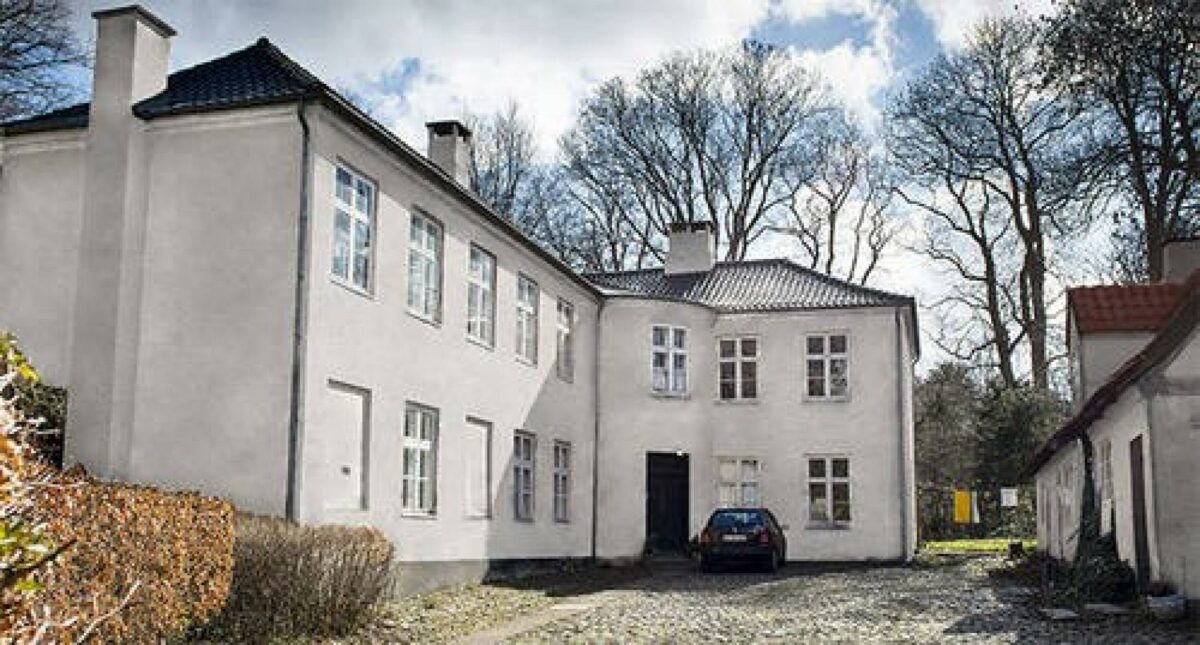 Facaden bliver igen lysegrå, ligesom den originalt var det. Foto: Krydsrum