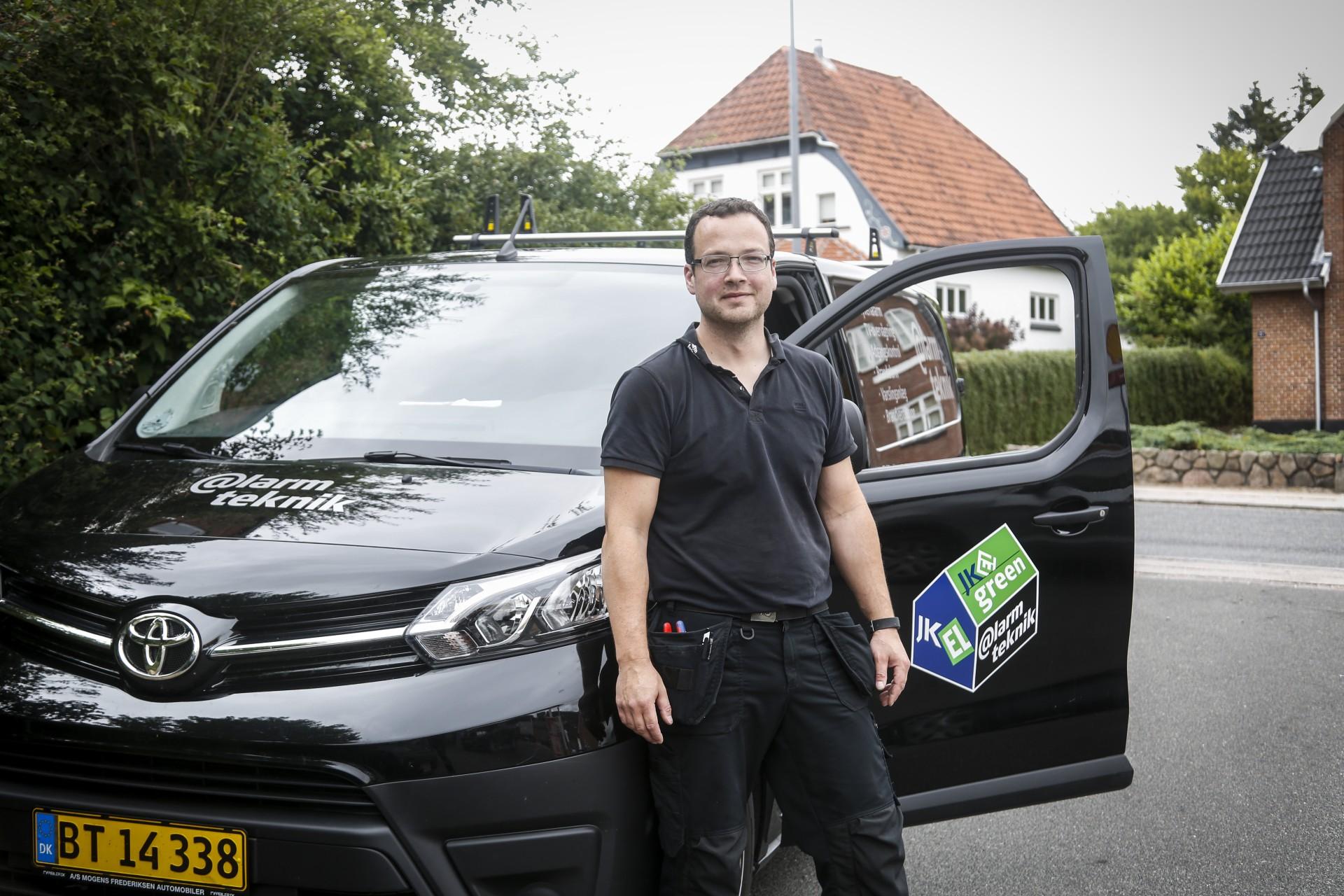 Jesper Hansen kører til dagligt rundt i sin Toyota Proace og er især glad for lavt støjniveau samt bluetooth-systemet, der virker upåklageligt. Foto: Jens Jakob Kjær Hansen.