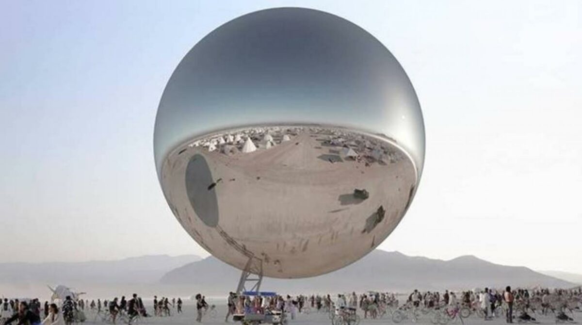 Selve kuglen har en diameter på 25 meter, mens stålmasten nedenunder er på 32 meter. Foto: Pressefoto.
