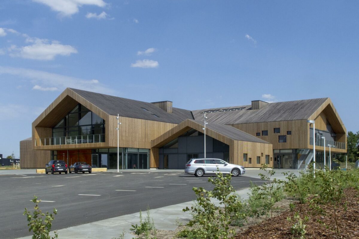 Hjertet hedder Ikasts nye multihus. Man kan tydeliget se i arkitekturen, hvordan mange små huse er smeltet sammen til ét. Foto: C.F. Møller Architects/Julian Weyer.