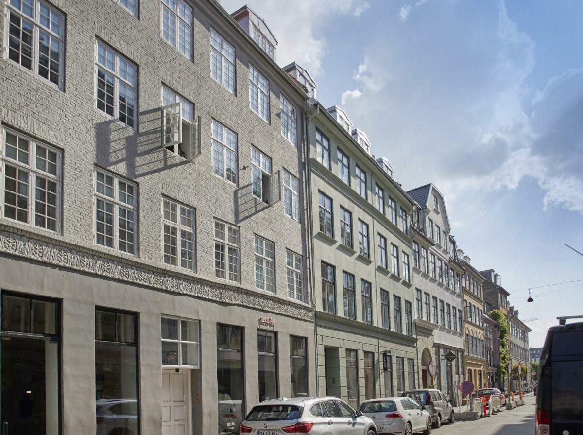 Fem bygninger i Store Strandstræde i København er renoveret, så det oprindelige udtryk er bevaret. Pressefoto.