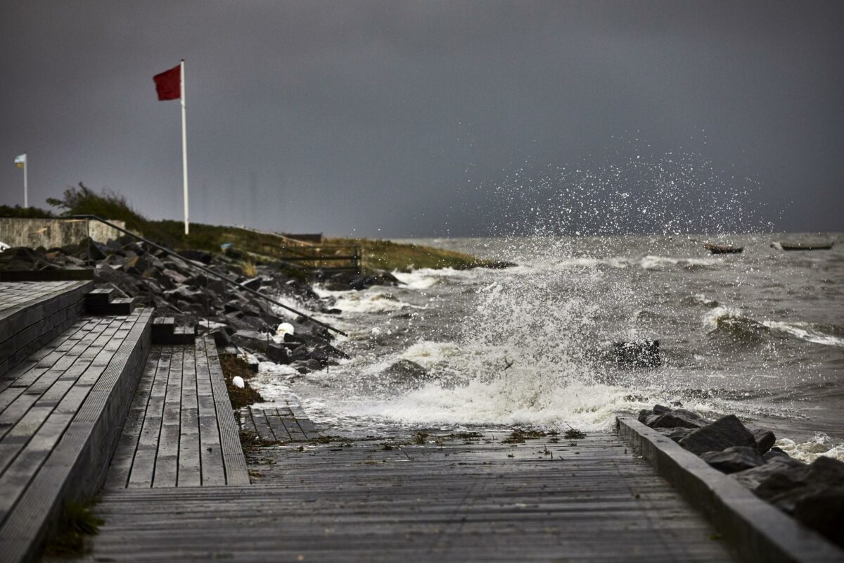Havvandet stiger, og i fremtiden kan vi forvente flere og mere voldsomme stormfloder. Det kan give flere oversvømmelser og en større regning at betale for borgere og kommuner. Men der er hjælp på vej. Foto: Steffen Stamp/Realdania.