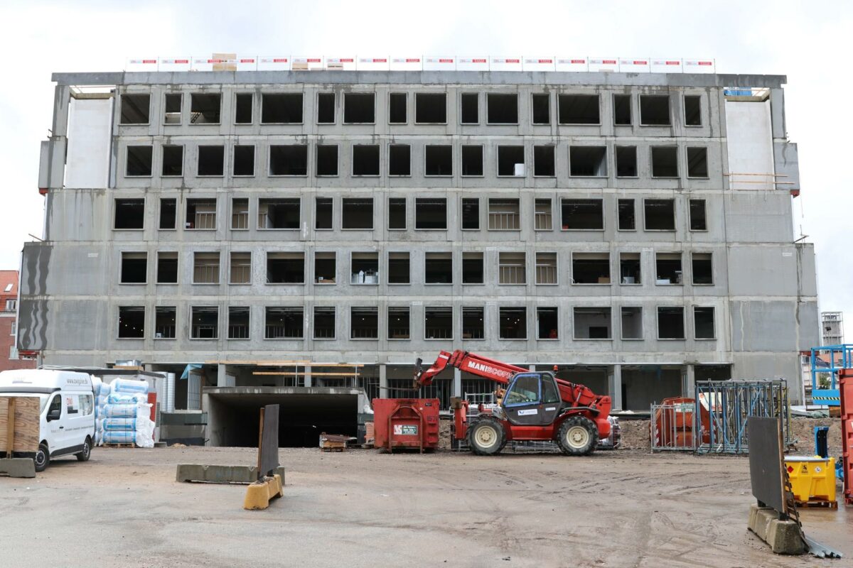 Forleden var der rejsegilde over det 11.500 kvadratmeter store erhvervsbyggeri på Sydhavnen i Aarhus. Foto: Torben Jastram.