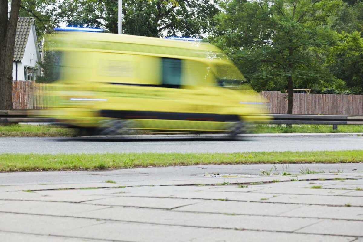 En ambulance har kørt den kvæstede til behandling på hospitalet. Foto: Colourbox.