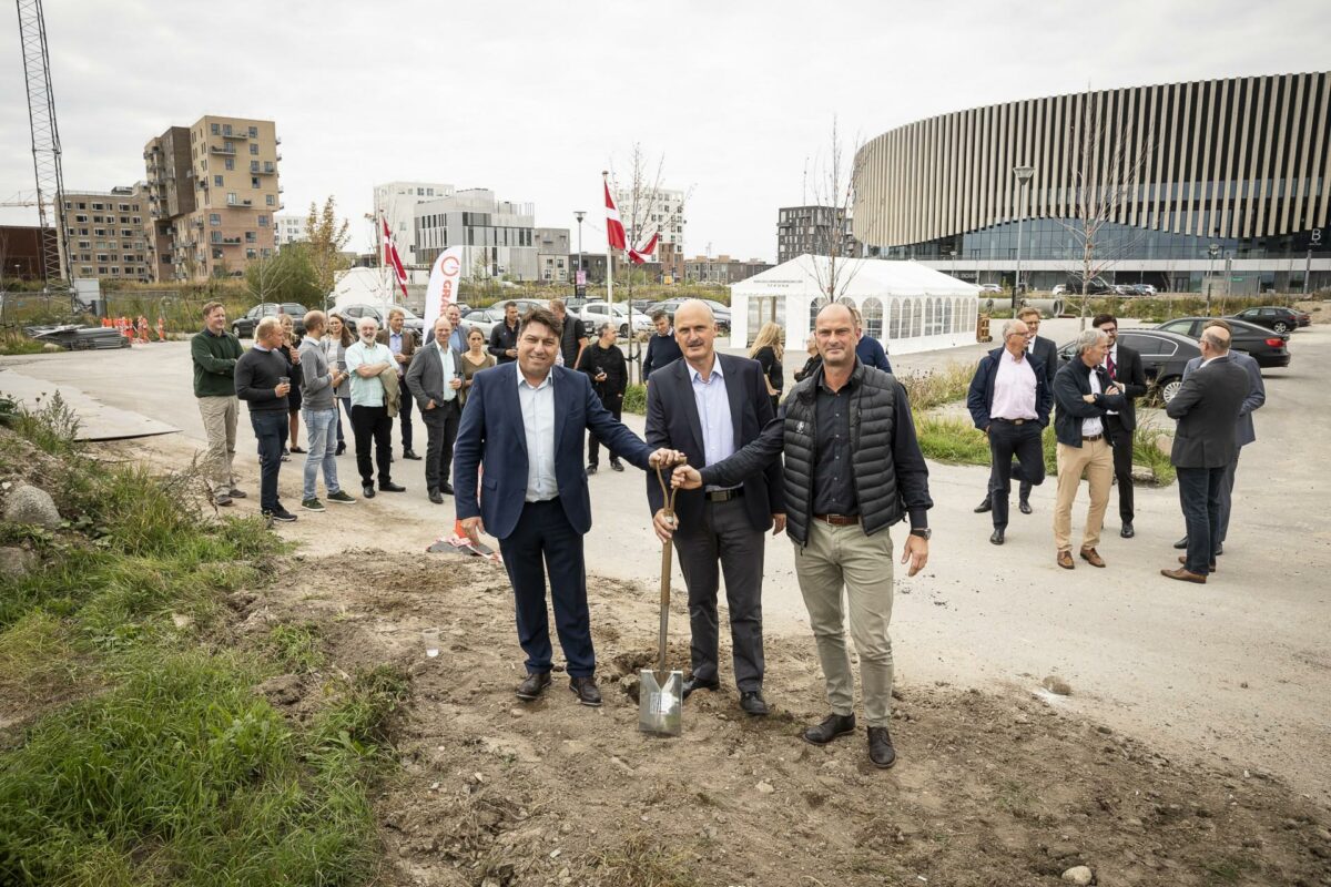 Jesper Østerhegn (t.v) - Executive Officer for Zleep Hotels, Michael Nielsen (i midten)  direktør for ATP Ejendomme, og Henrik Skaarup - direktør for Gråkjær Erhverv, tog i går første spadestik til Zleep Hotel Copenhagen Arena.