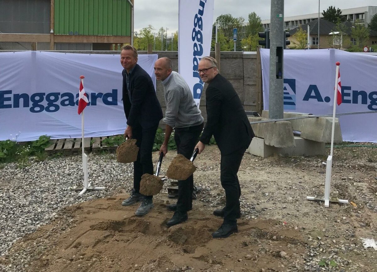 Fra venstre ses Keld Laursen fra Brabrand Boligforening, Nikolaj Stampe fra PKA og Jens Skinnebach fra A. Enggaard, som kan sammen tage første spadestik til første private investering i Gellerup ved Aarhus. Foto: af A. Enggaard.