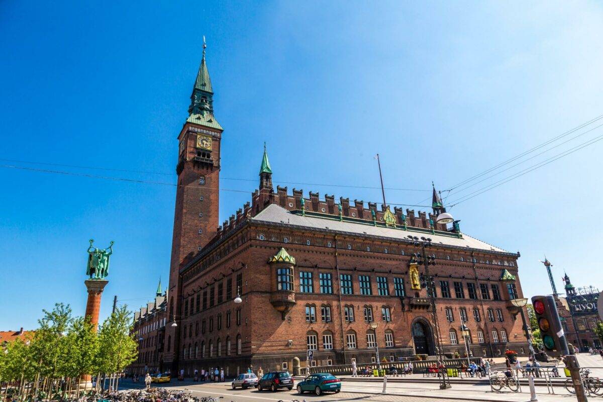 I nat blev lokalpolitikerne i København enige om byggerplaner for boliger på Amager Fælled. Foto: Colourbox.