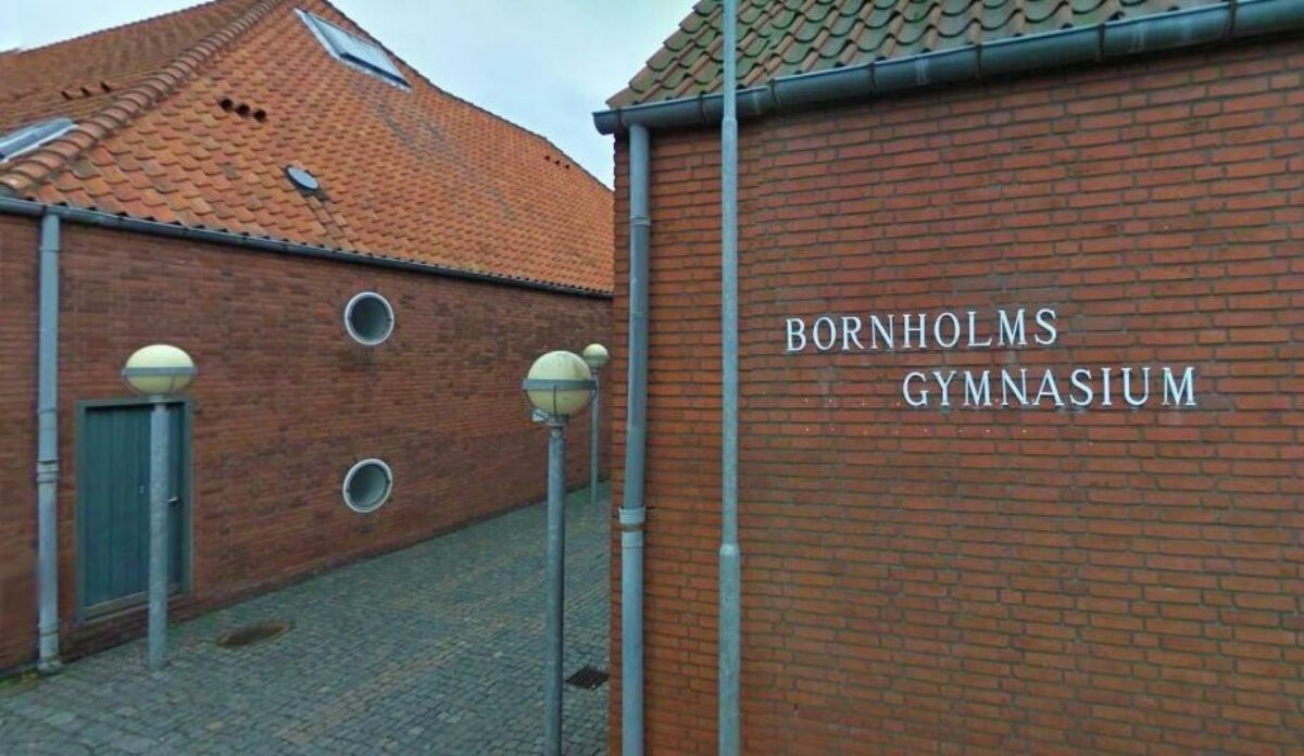 Ivestorer har fået den idé at bygge boliger i Rønnes gamle gymnasium. Af den luxuriøse slags. Foto: Google Maps.