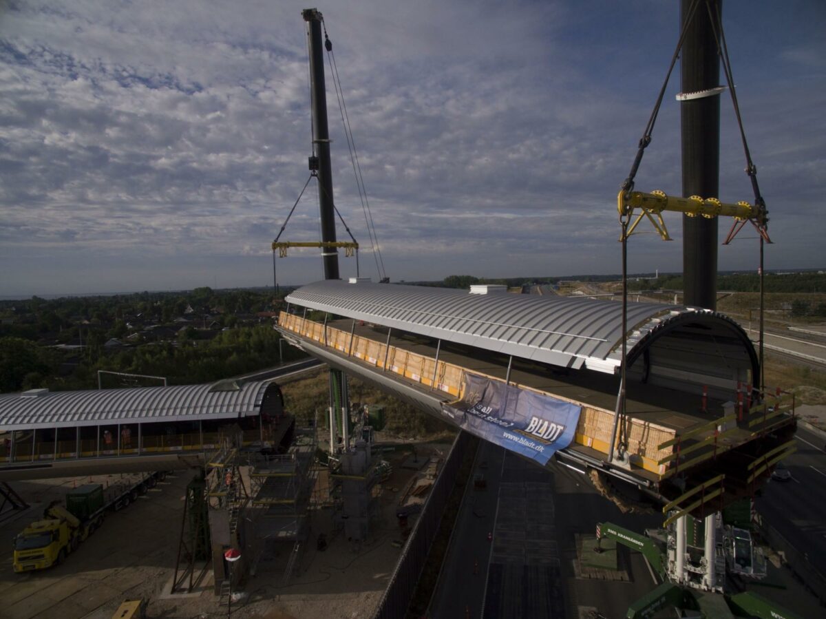 Tidligere på somemren blev de seks sektioner løftet på plads. Foto: Bladt Industries.