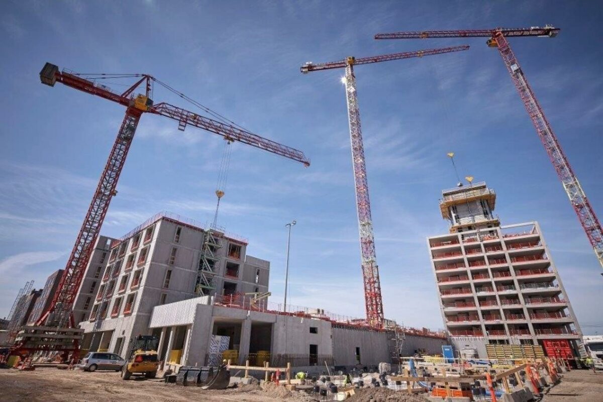 Hos Krøll Cranes har man forøget flåden af tårnkraner til udlejning betragteligt gennem de senere år. Pressefoto.