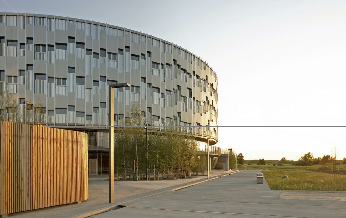 Kalvebod Fælled Skole har i stedet for en klassisk skolegård fået arealer rundt om sig. I midten af skolen ligger idrætssalen i stedet. Foto: Lundgaard & Tranberg arkitekter.