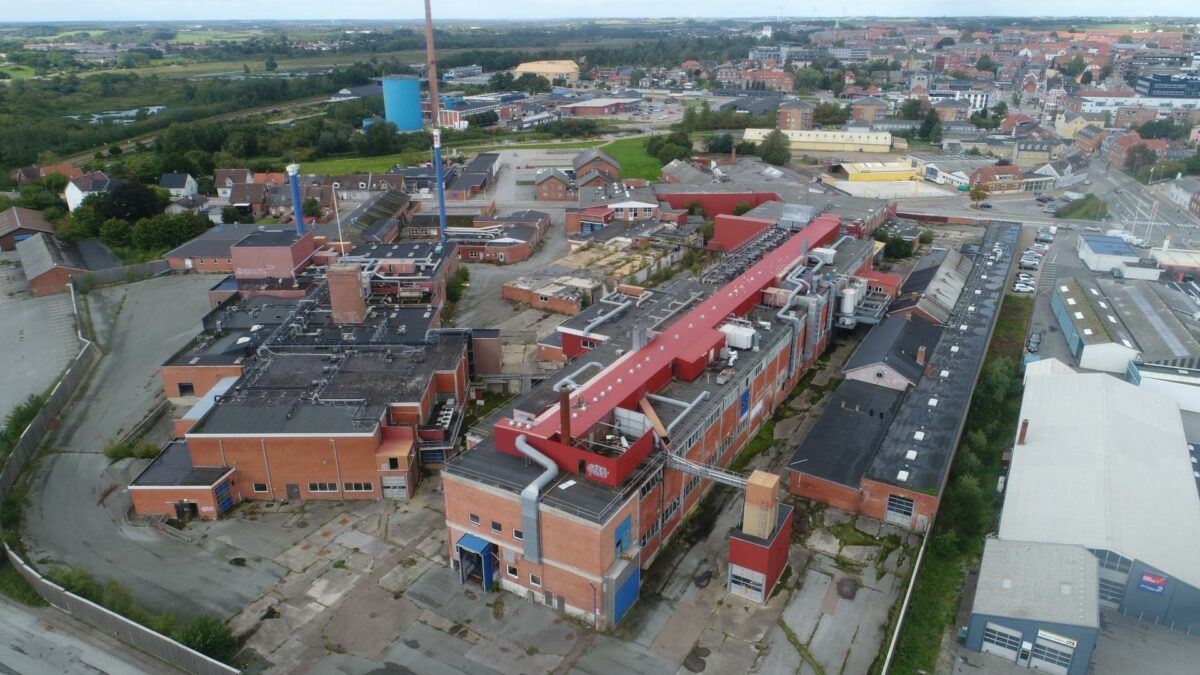 Nu er planen, at de gamle slagtehaller i Skive skal omdannes til lejligheder. De har stået tomme i 11 år siden stedet brændte ned. Foto: Morten Damsgaard.